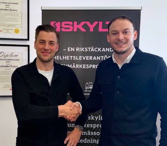 Skyltstället i Örebro välkomnar Alexander